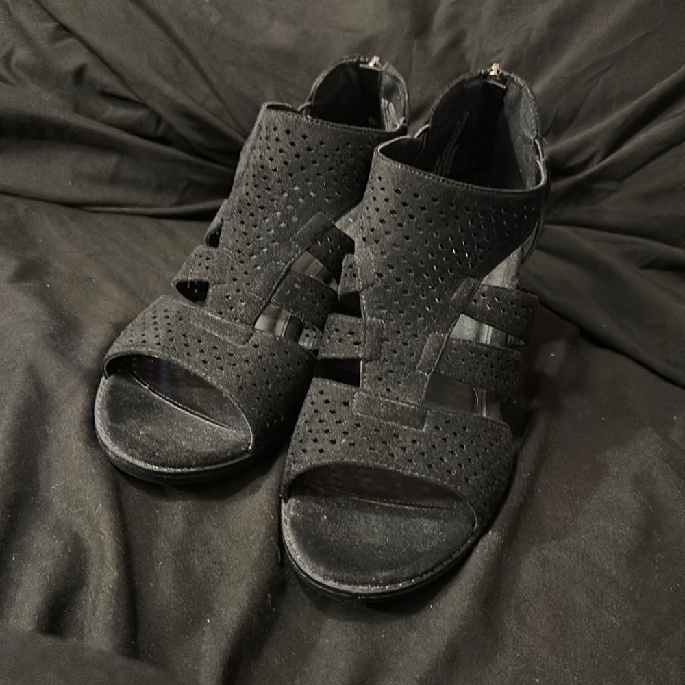 NEW.  Sandal heels